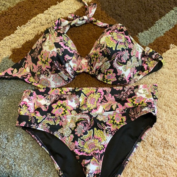 Cute Victoria Secret Bikini - Picture 1 of 3